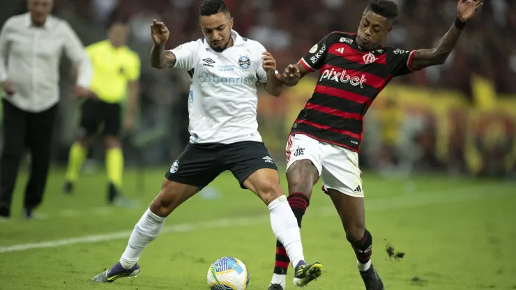 Bruno Henrique jogador do Flamengo disputa lance com Fabio jogador do Gremio durante partida no estadio Maracana pelo campeonato Brasileiro A 2024. 
