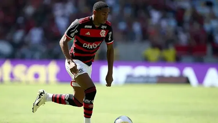 Lorran Lucas, do Flameng, controla a bola durante o jogo entre o Flamengo e o Botafogo como parte do Brasileirao 2024 no Estádio do Maracanã
