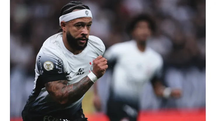 SP - SAO PAULO - 21/09/2024 - BRASILEIRO A 2024, CORINTHIANS X ATLETICO-GO - Memphis Depay jogador do Corinthians durante partida contra o Atletico-GO no estadio Arena Corinthians pelo campeonato Brasileiro A 2024. Foto: Ettore Chiereguini/AGIF
