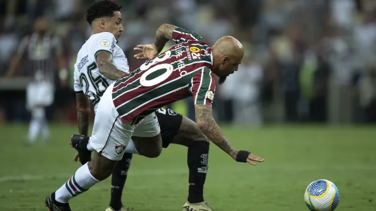 RJ - RIO DE JANEIRO - 21/09/2024 - BRASILEIRO A 2024, FLUMINENSE X BOTAFOGO - Felipe Melo jogador do Fluminense disputa lance com Gregore jogador do Botafogo durante partida no estadio Maracana pelo campeonato Brasileiro A 2024.  Foto: Jorge Rodrigues/AGIF
