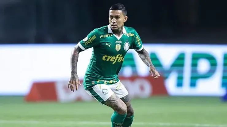 Dudu de Palmeiras controla a bola durante uma partida entre Palmeiras e Atletico Goianiense como parte da Brasileirao Series A 2024 no Allianz Parque
