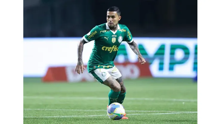 Dudu de Palmeiras controla a bola durante uma partida entre Palmeiras e Atletico Goianiense como parte da Brasileirao Series A 2024 no Allianz Parque 