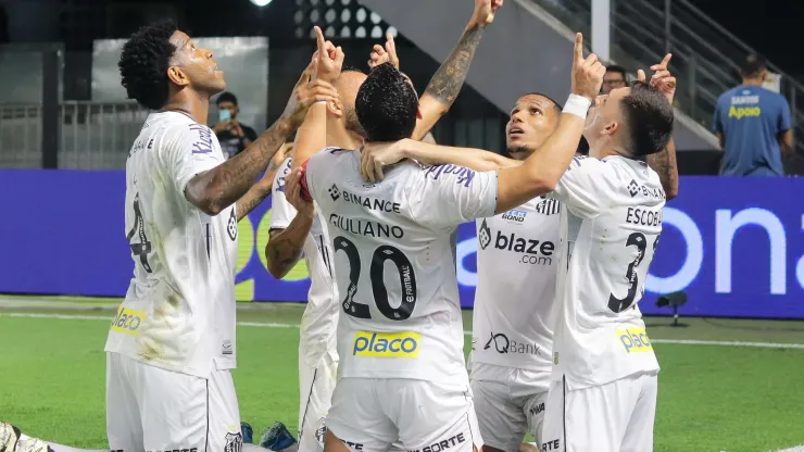 SP - SANTOS - 23/09/2024 - BRASILEIRO B 2024, SANTOS X NOVORIZONTINO - Otero jogador do Santos comemora seu gol com jogadores do seu time durante partida contra o Novorizontino no estadio Vila Belmiro pelo campeonato Brasileiro B 2024. 
