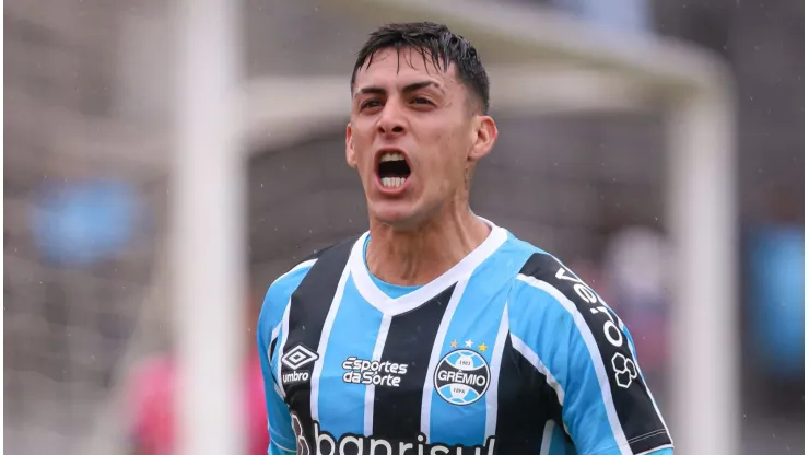 Pavón em ação pelo Grêmio. O atacante é a grande preocupação do DM
