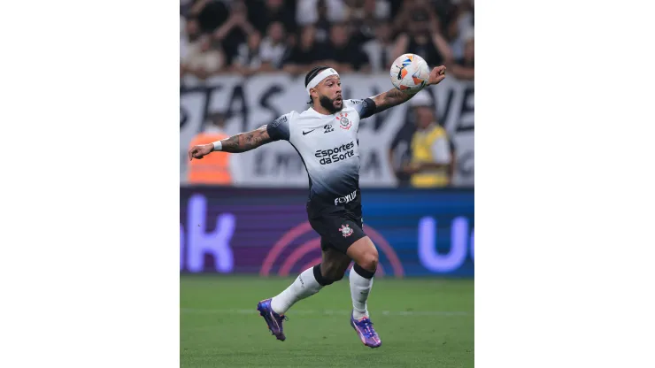 Memphis Depay deu sua primeira assistência com a camisa do Corinthians para o gol de Pedro Henrique. Foto: Ettore Chiereguini/AGIF