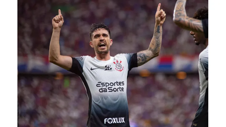 Igor Coronado comemorando um dos gols do Corinthians na Arena Castelão. IMAGO / Leonardo Alves