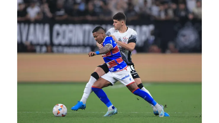 Hugo, jogador do Corinthians disputa lance com Marinho, jogador do Fortaleza, durante partida na Neo Química Arena. Foto: Ettore Chiereguini/AGIF