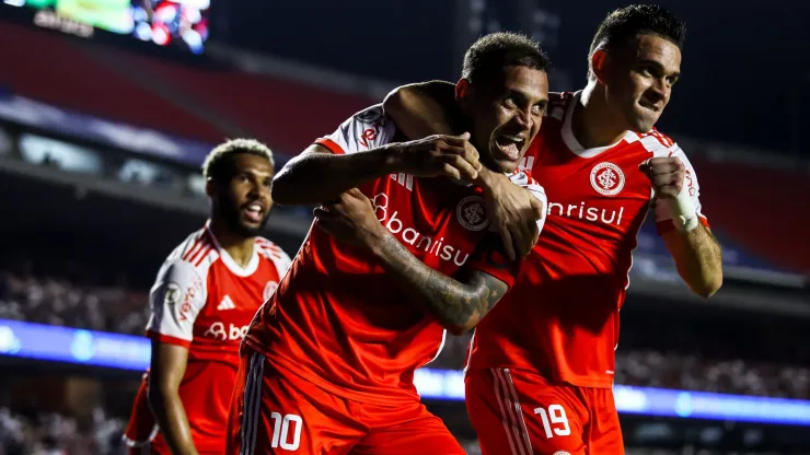 SP - SAO PAULO - 22/09/2024 - BRASILEIRO A 2024, SAO PAULO X INTERNACIONAL - Alan Patrick jogador do Internacional comemora seu gol durante partida contra o Sao Paulo no estadio Morumbi pelo campeonato Brasileiro A 2024. Foto: Marco Miatelo/AGIF
