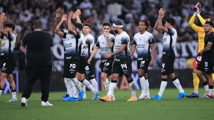 Jogadores do Corinthians comemoram vitoria ao final da partida contra o Atletico-GO no estadio Arena Corinthians pelo campeonato Brasileiro A 2024. 
