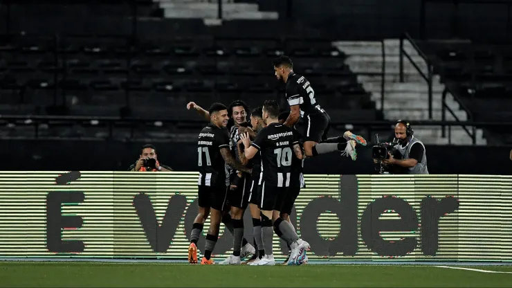 RJ - RIO DE JANEIRO - 27/04/2023 - COPA DO BRASIL 2023, BOTAFOGO X YPIRANGA - Matheus Nascimento jogador do Botafogo comemora seu gol com jogadores do seu time durante partida contra o Ypiranga no estadio Engenhao pelo campeonato Copa do Brasil 2023. Foto: Thiago Ribeiro/AGIF
