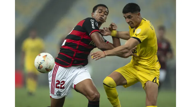 Carlinhos jogador do Flamengo durante partida contra o Peñarol, no Maracaña. Foto: Jorge Rodrigues/AGIF
