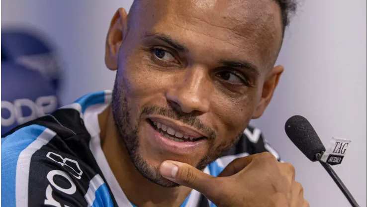 Braithwaite em coletiva de imprensa com a camisa do Grêmio. Foto: Richard Ducker
