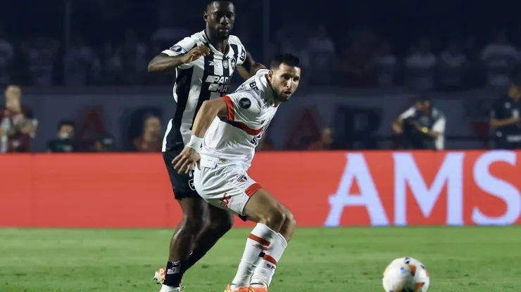 Calleri jogador do Sao Paulo durante partida contra o Botafogo no estadio Morumbi pelo campeonato Copa Libertadores 2024. 
