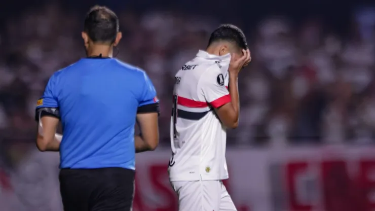 Nestor jogador do Sao Paulo lamenta durante partida contra o Botafogo no estadio Morumbi pelo campeonato Copa Libertadores 2024. 
