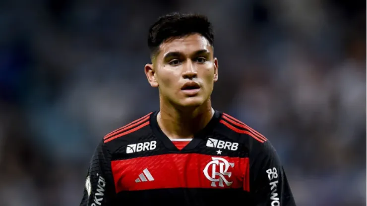 Carlos Alcaraz, meia argentino em ação com a camisa do Flamengo  - Foto: Marcelo Cortes / Flamengo
