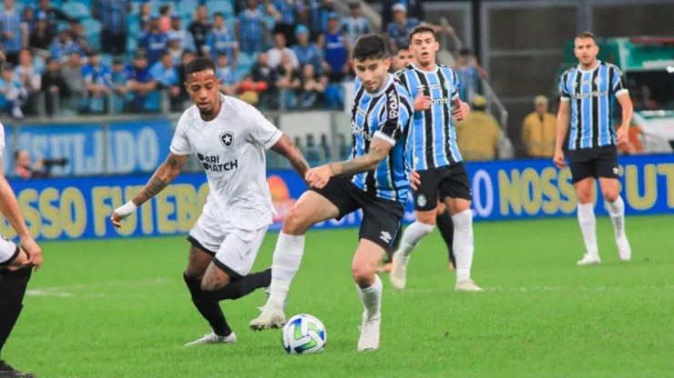 Botafogo e Grêmio se enfretando pelo Campeonato Brasileiro de 2023.
