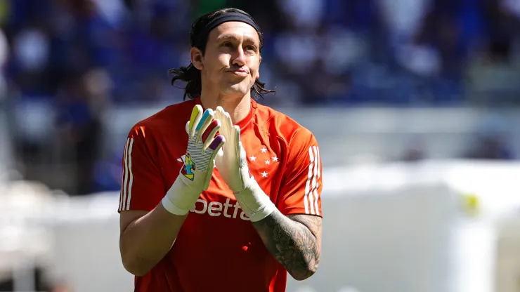 Cássio jogador do Cruzeiro durante aquecimento antes da partida contra o Atlético-GO no Mineirão pelo campeonato Brasileiro 2024. Foto: Gilson Lobo/AGIF
