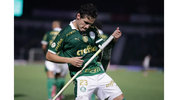 SP - CAMPINAS - 28/09/2024 - BRASILEIRO A 2024, PALMEIRAS X ATLETICO-MG - Raphael Veiga jogador do Palmeiras comemora seu gol durante partida contra o Atletico-MG no estadio Brinco de Ouro pelo campeonato Brasileiro A 2024. Foto: Ettore Chiereguini/AGIF