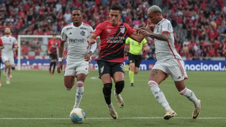 Cuello jogador do Athletico-PR disputa lance com Gerson e Wesley jogadores do Flamengo durante partida no estadio Arena da Baixada pelo campeonato Brasileiro A 2024. 
