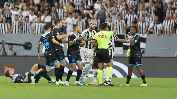 Jogadores do Grêmio ficaram revoltados com a expulsão de Monsalve, no empate com o Botafogo em Brasília. Foto: Kayan Mendes/AGIF
