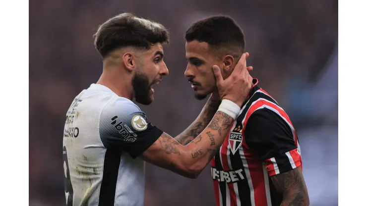 Yuri Alberto jogador do Corinthians e Diego Costa jogador do São Paulo durante partida na Neo Química Arena pelo Campeonato Brasileiro 2024. Foto: Ettore Chiereguini/AGIF