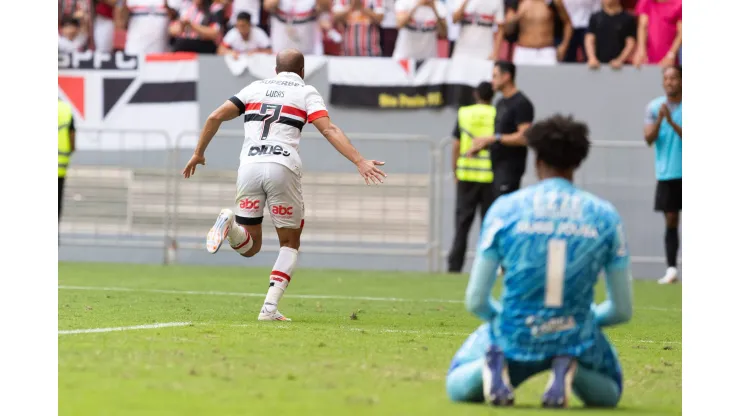 Lucas jogador do São Paulo comemora seu gol durante partida contra o Corinthians no Estádio Maná Garrincha pelo campeonato Brasileiro 2024. Foto: Kayan Mendes/AGIF