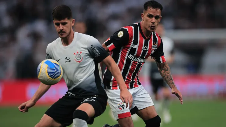 Hugo jogador do Corinthians disputa lance com Igor Vinicius jogador do São Paulo durante partida na Neo Química Arena pelo Campeonato Brasileiro 2024. Foto: Ettore Chiereguini/AGIF
