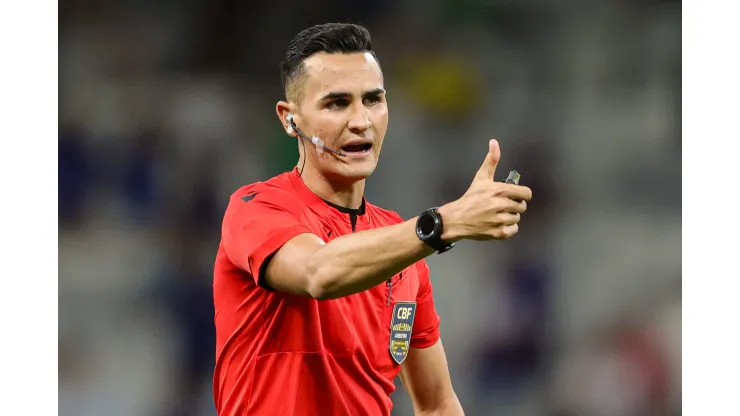 MG - BELO HORIZONTE - 14/04/2024 - BRASILEIRO A 2024, CRUZEIRO X BOTAFOGO - O arbitro Matheus Delgado Candancan durante partida entre Cruzeiro e Botafogo no estadio Mineirao pelo campeonato Brasileiro A 2024. Foto: Gilson Lobo/AGIF