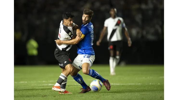 RJ - RIO DE JANEIRO - 16/06/2024 - BRASILEIRO A 2024, VASCO X CRUZEIRO - Galdames jogador do Vasco disputa lance com Lucas Silva jogador do Cruzeiro durante partida no estadio Sao Januario pelo campeonato Brasileiro A 2024. Foto: Jorge Rodrigues/AGIF