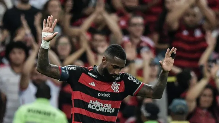 Gerson comemora gol marcado na vitória do Flamengo sobre o Athletico-PR no Maracanã
