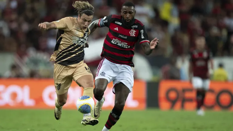 Gerson jogador do Flamengo disputa lance com Canobbio jogador do Athletico-PR durante partida no estadio Maracana pelo campeonato Brasileiro A 2024. 
