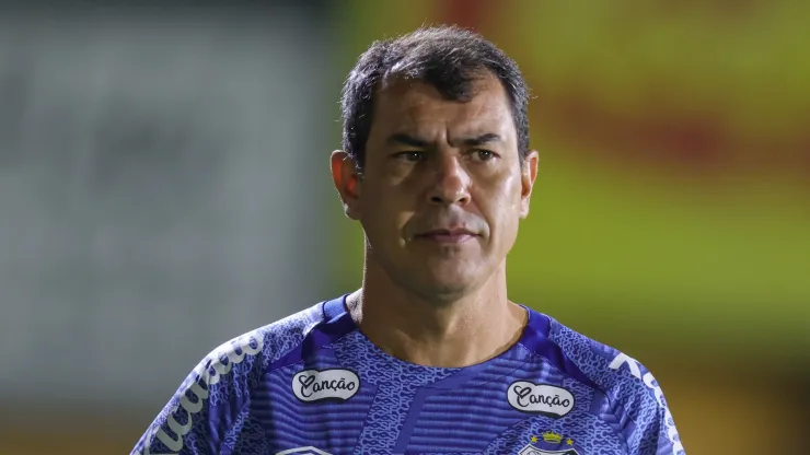 Fábio Carille deu espaço para outros membros da comissão técnica do Santos em entrevista coletiva
