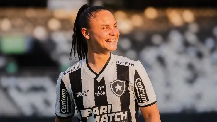 Bárbara Melo, meia do Botafogo Feminino posando para foto da campanha de divulgação do novo patrocinador 
