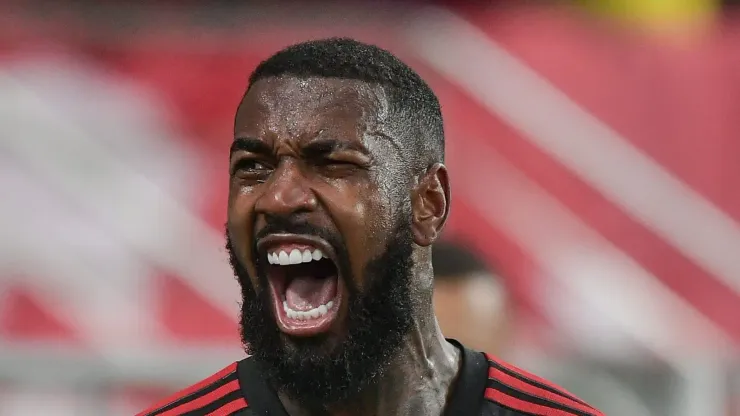 Gerson em ação com a camisa do Fla durante partida no Maracanã. 