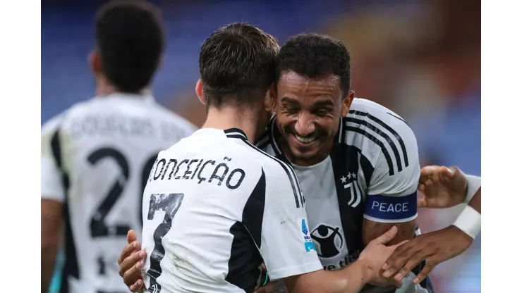 Francisco Conceição da Juventus celebra com o companheiro de equipa Danilo depois de marcar para dar à equipe uma vantagem de 3-0 durante a partida da Serie A no Luigi Ferraris, Génova. 