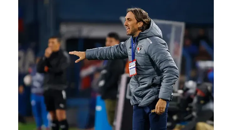  Head Coach Luis Zubeldia of Sao Paulo gestures during the Copa CONMEBOL Libertadores 2024 Round of 16 second leg match between Nacional and Sao Paulo at Gran Parque Central on August 15, 2024 in Montevideo, Uruguay
