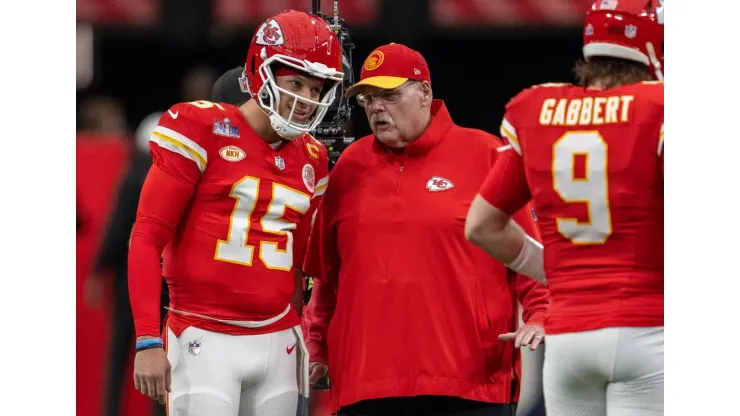 IMAGO / ZUMA Press Wire. Andy Reid e Patrick Mahomes enviam mensagem clara a Kareem Hunt e aos running backs dos Chiefs após a lesão de Isiah Pacheco.
