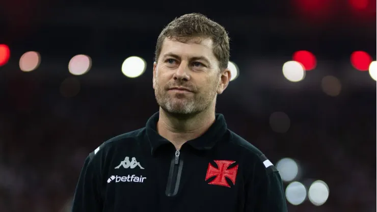 Rafael Paiva durante partida do Cruz-Maltino contra o Flamengo. 
