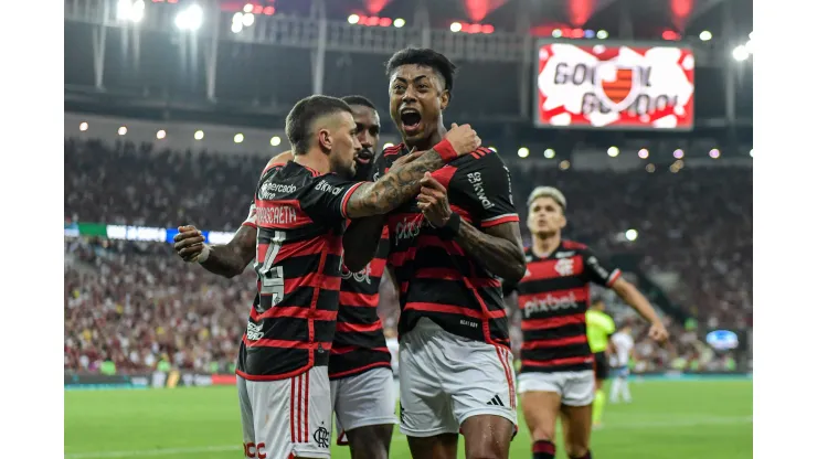 Arrascaeta jogador do Flamengo comemora seu gol com Bruno Henrique jogador da sua equipe durante partida contra o Bahia no Maracanã pela Copa Do Brasil 2024. Foto: Thiago Ribeiro/AGIF