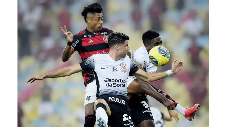 Bruno Henrique jogador do Flamengo disputa lance com Héctor Hernández jogador do Corinthians durante partida no Maracanã pela Copa Do Brasil 2024. Foto: Alexandre Loureiro/AGIF