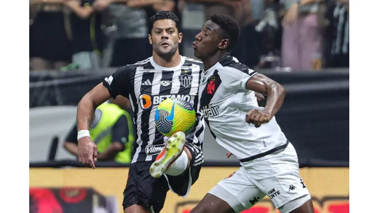 Hulk jogador do Atlético-MG disputa lance com Léo Pelé jogador do Vasco durante partida na Arena MRV pela Copa Do Brasil 2024. Foto: Gilson Lobo/AGIF