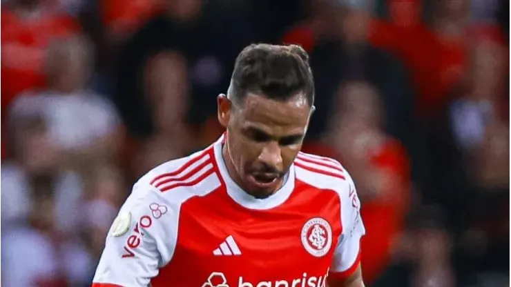 Fernando, volante do Internacional, não joga contra Corinthians - Foto: Maxi Franzoi/AGIF 
