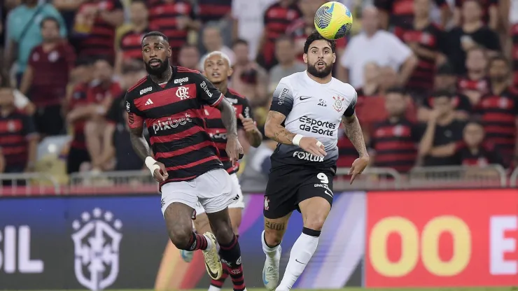 Gerson  jogador do Flamengo disputa lance com Yuri Alberto jogador do Corinthians durante partida no Maracanã pela Copa Do Brasil 2024. Foto: Alexandre Loureiro/AGIF
