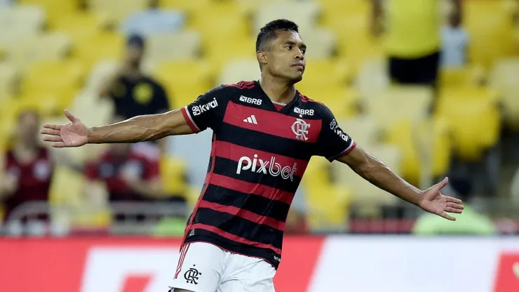 Alex Sandro decide e Flamengo vence Corinthians no Maracanã
