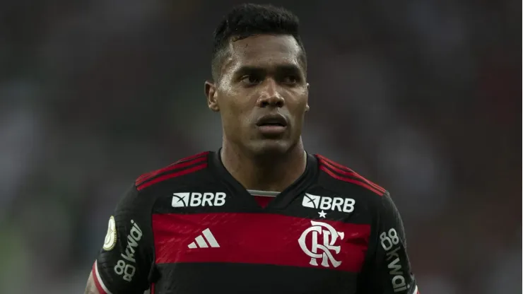 Craque do Flamengo foi elogiado por Alex Sandro.
