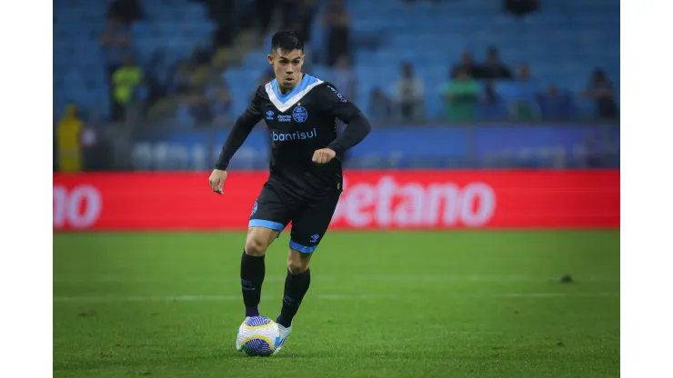 RS - PORTO ALEGRE - 25/09/2024 - BRASILEIRO A 2024, GREMIO X CRICIUMA - Aravena jogador do Gremio durante partida contra o Criciuma no estadio Arena do Gremio pelo campeonato Brasileiro A 2024. Foto: Maxi Franzoi/AGIF