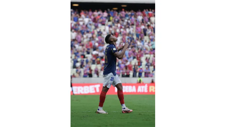 CE - FORTALEZA - 29/09/2024 - BRASILEIRO A 2024, FORTALEZA X CUIABA - Hercules jogador do Fortaleza comemora seu gol durante partida contra o Cuiaba no estadio Arena Castelao pelo campeonato Brasileiro A 2024. Foto: Lucas Emanuel/AGIF