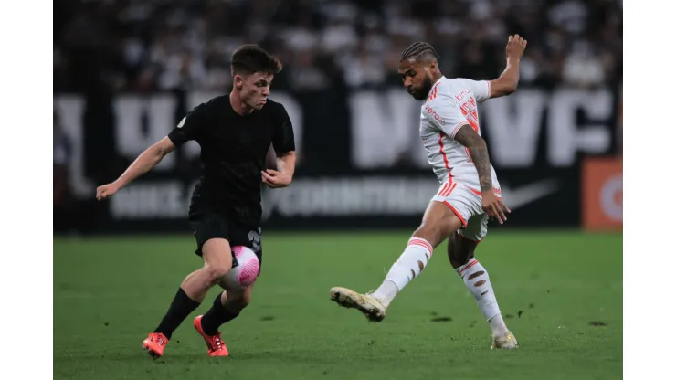 Breno Bidon jogador do Corinthians disputa lance com Wesley jogador do Internacional durante partida na Neo Química Arena Corinthians pelo Campeonato Brasileiro A 2024. Foto: Ettore Chiereguini/AGIF