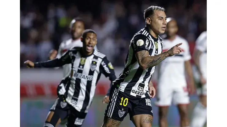 Eduardo Vargas, craque do Atlético Mineiro celebra seu golaço diante do Vitória e comemora com os companheiros - Brasileirão 2024- Arena MRV
