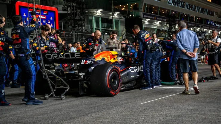 Equipe da Red Bull ajustando carro de Verstappen no GP de Singapura
